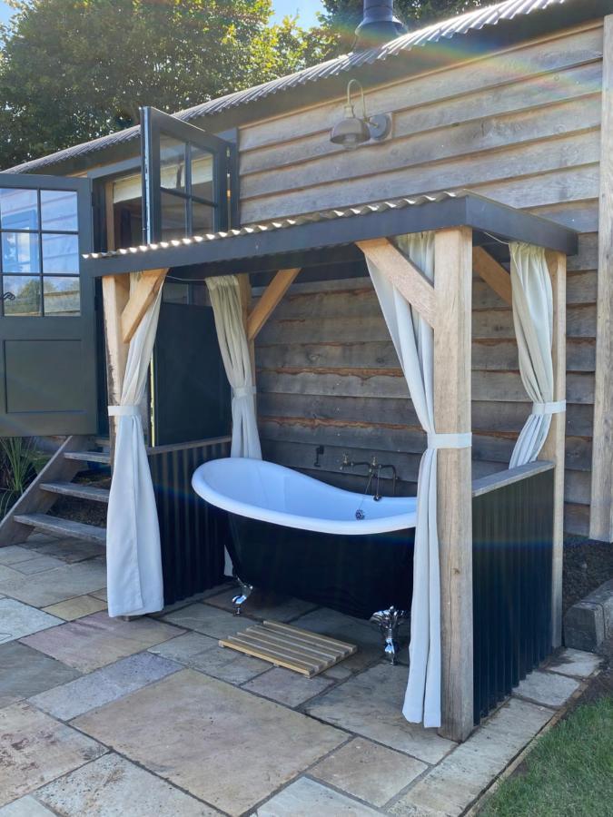 The Rabbit Warren Shepherd Hut Ketton Extérieur photo