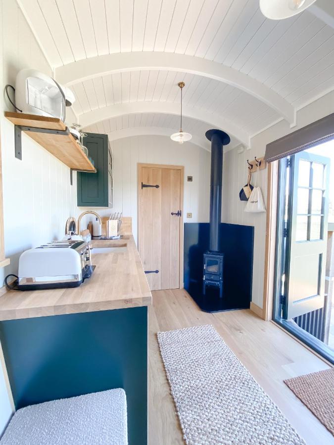 The Rabbit Warren Shepherd Hut Ketton Extérieur photo